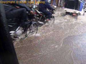 Nepal Reisezeit - Aufgrund der schlechten Infrastruktur können Straßen bei heftigem Monsun schnell überflutet werden.