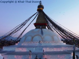 Während den Vollmond-Feierlichkeiten wird der Stupa mit Lichterketten verziert.