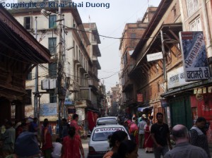 In den kleinen Gassen rund um den Durbar Square geht es wuselig zu.