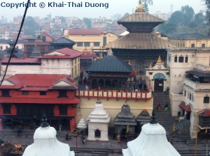 Am Ufer des Bagmati-Flusses liegt Nepals bedeutsamster Hindu Tempel.