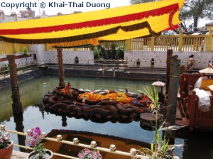 Die etwa 5m lange Statue der schlafenden Vishnu liegt auf einer siebenköpfigen Schlange in einem künstlichen Wasserbecken.