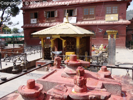 Der Tempel liegt ganz im Norden von Kathmandu im Stadtteil Budhanilkantha, Narayanthan.