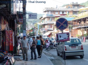 Im Stadtzentrum von Pokhara gibt es Souvenirshops, Restaurants, Cafés und Hotels an jeder Ecke.