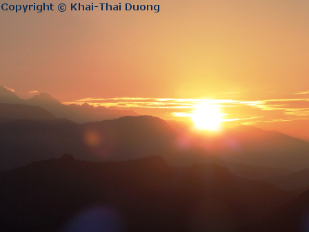 Spektakulärer Sonnenaufgang über dem Himalaya Gebirge.