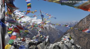 Gebetsfahnen auf den Bergen des Himalaya