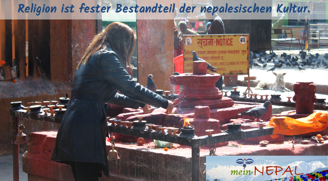 Überall in Kathmandu gibt es kleine Tempel und Schreine, wo Menschen ihre religiösen Pflichten nachgehen.