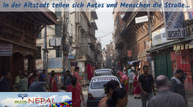 In der Altstadt kommt man nur schleppend voran. Fußgänger und Fahrzeuge quetschen sich durch die engen Gassen.